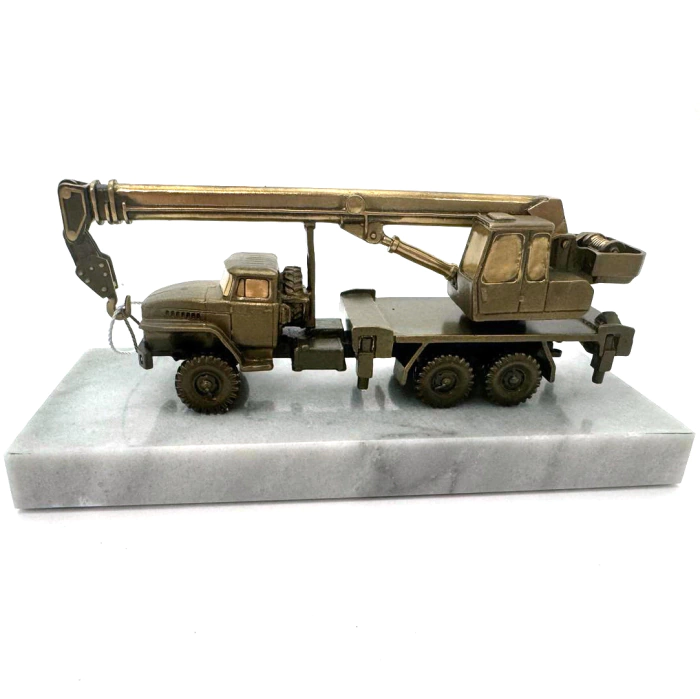Gift set "Builder" with cognac glasses and a statuette "Truck crane"